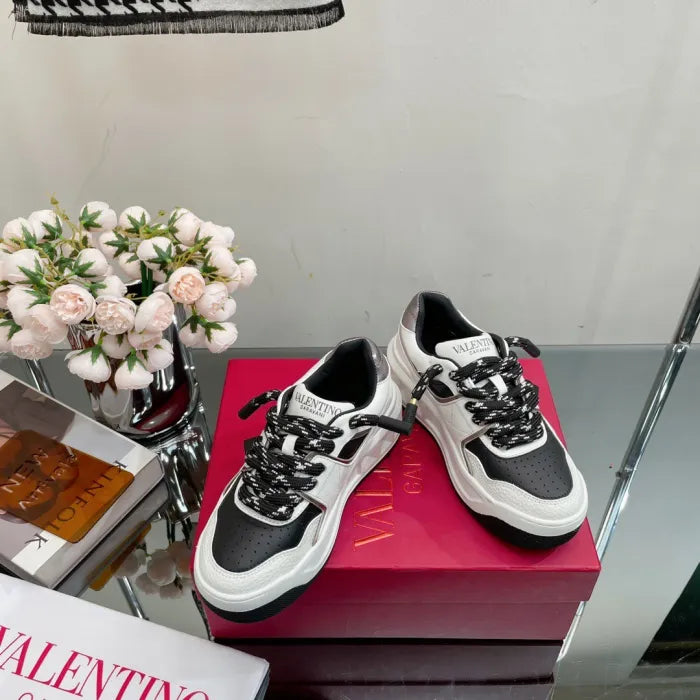 V - SNEAKERS