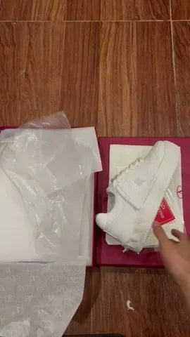 V - SNEAKERS