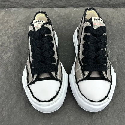 A - SNEAKERS