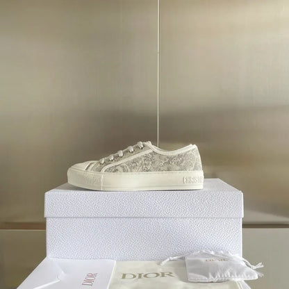D - SNEAKERS