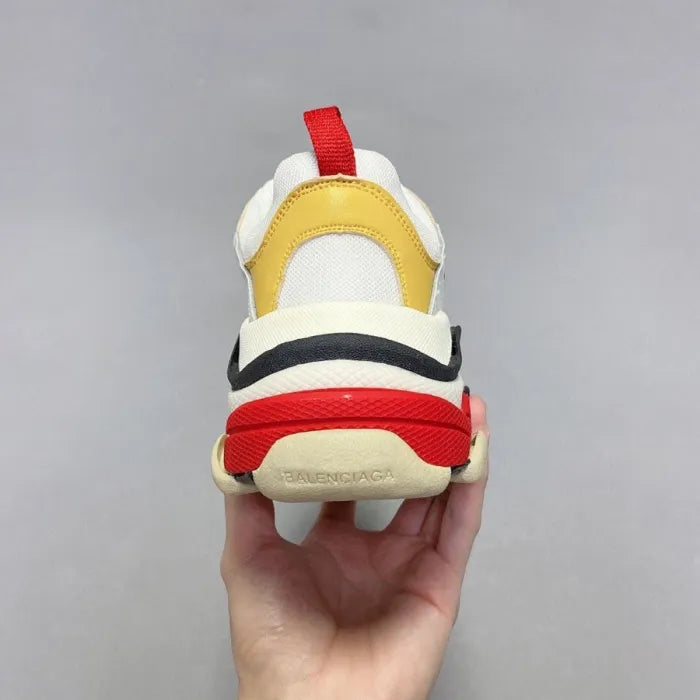 B - SNEAKERS